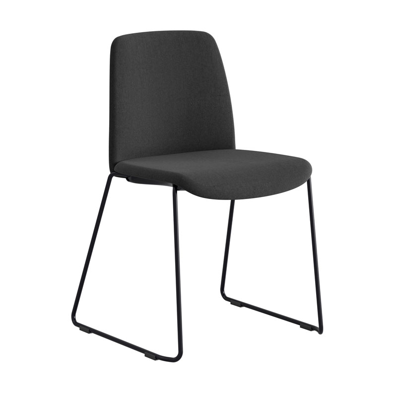 BlackFrame_BlackSeat_chair1 Tygklädd stapelbar stol med medar - Choice - Billede 1
